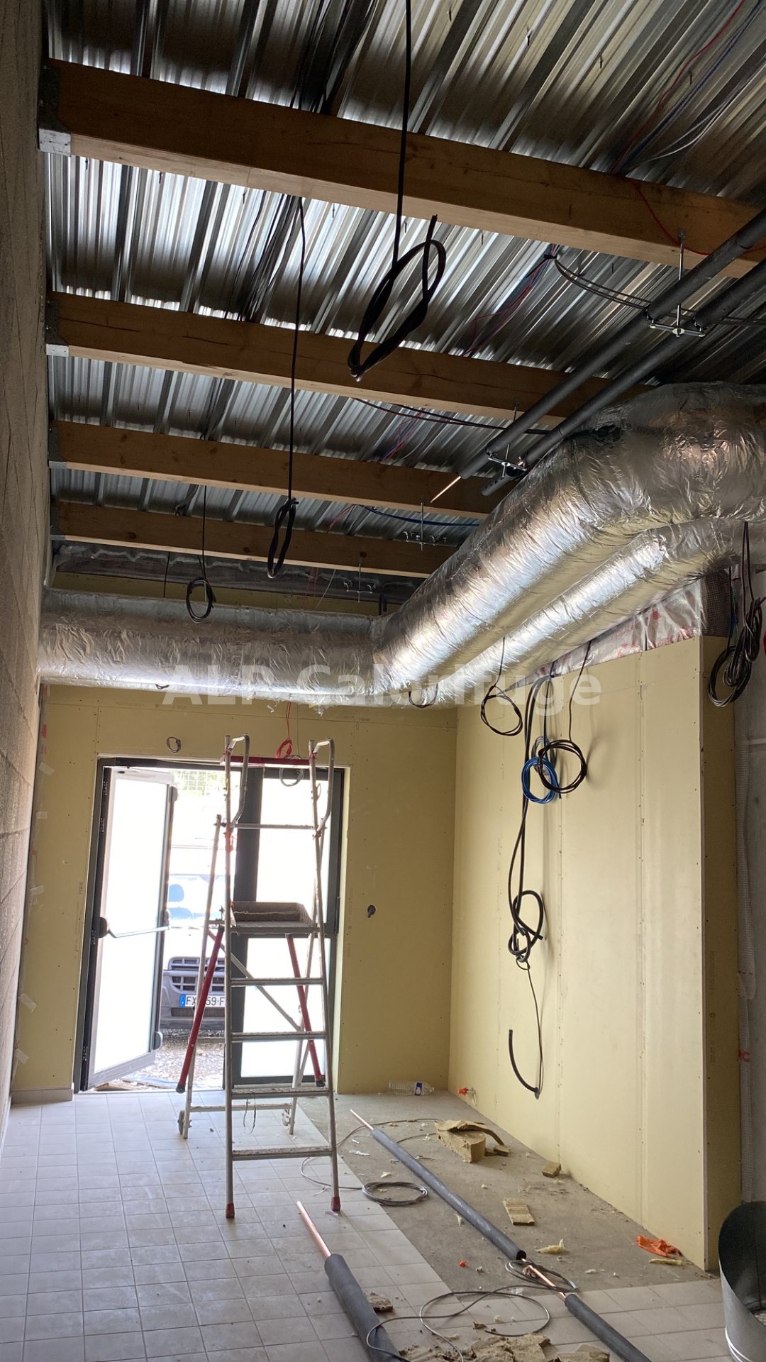 Calorifuge gaine circulaire finition alu structure acier bâtiment neuf