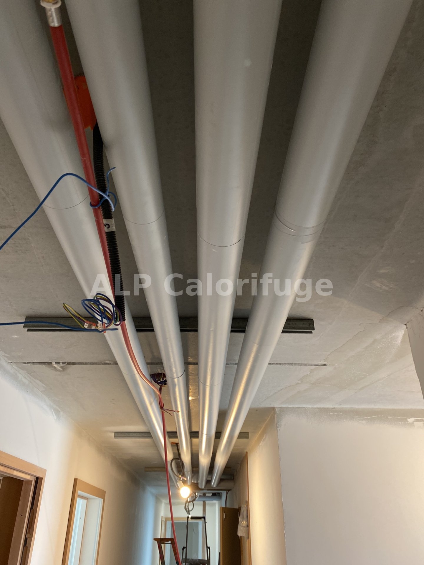 Calorifuge tuyauteries finition PVC blanc réseau collectif